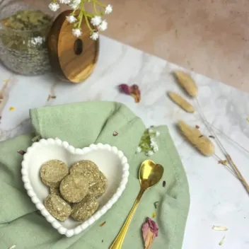 Friandises pour Chevaux  athl&egrave;tes &ndash; Banane & Ortie (100 g) - EquiNatBio