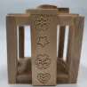 Caja de regalo de madera &ndash; Comedero artesanal de heno para conejos - Bun Box Society