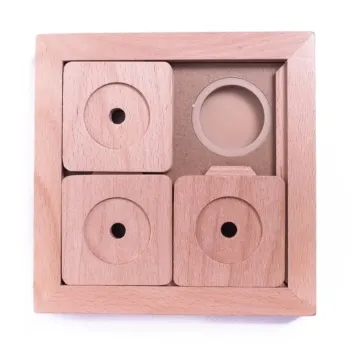 Weihnachtsgeschenkbox f&uuml;r kleine Hunde &ndash; Spielzeuge & festliche Leckerlis &ndash; Merlin & Cie