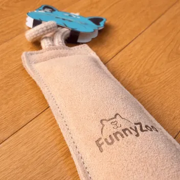 Jouet naturel pour chiens - manchette en daim avec corde - Funny Zoo