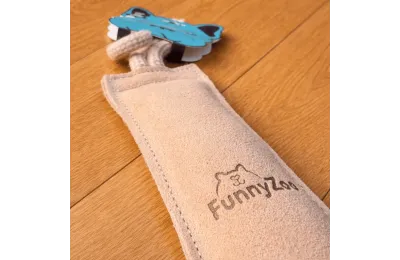 Jouet naturel pour chiens - manchette en daim avec corde - Funny Zoo