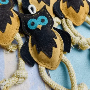 Jouet naturel pour chiots et petits chiens &ndash; hibou en daim avec cordes - Funny Zoo
