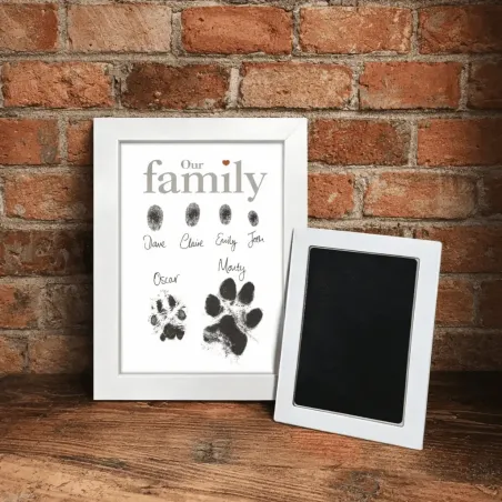 Marco recuerdo con huellas de familia y pata de mascota - The Lovely Gift Group
