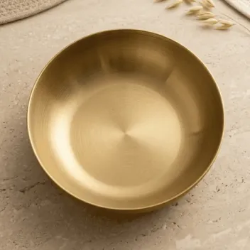 Stainless steel cat bowl in gold finish – non-slip base 300 ml - District 70