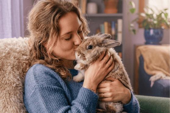 Welk cadeau geef je aan een vriendin die dol is op haar konijn? 5 idee&euml;n die haar echt raken